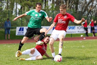 Fußball-Vogtlandpokal: Starkes Quartett träumt vom Endspiel - Pokal ist immer auch Kampf – so wie hier im Viertelfinale zwischen der SpVgg Grünbach-Falkenstein und Fortuna Plauen. Michal Andrs (Grünbach-Falkenstein, links) wird hier von Manou Keilhack und Luis Weiland attackiert. Die Plauener gewannen und treten am Donnerstag bei Cupverteidiger VfB Schöneck an.