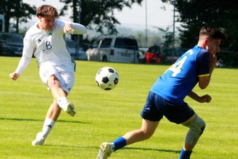 Fußball-Vogtlandpokal: VfB Großfriesen und SpG Bergen/Tirpersdorf/Werda II landen die höchsten Siege - Wackers Colin Hofmann (links) zieht ab, Lauterbachs Ben Pinkes geht in Deckung. Wacker siegte 5:1.