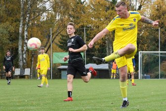 Fußball-Vogtlandpokal: Zwei hoffen noch auf das Double - Lucas Dathe (rechts) hofft mit dem Reichenbacher FC II auf den Einzug ins Pokalhalbfinale.