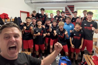 Fußball-Wahnsinn beim VfB Eckersbach: Landesklasse-Mannschaft geht nach 0:4-Rückstand noch als Sieger vom Platz - Trainer Lars Gleißl machte nach dem 6:4 das Siegerselfie in der Kabine.