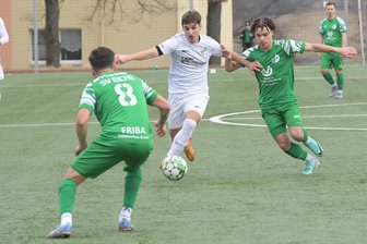 Fußball: Wer ist aus härterem Holz geschnitzt? Tanne Thalheim gastiert bei Eiche Reichenbrand - Im Hinspiel empfingen die Thalheimer (am Ball: Jim Fischer) auf ihrem Kunstrasenplatz und verloren mit 2:4 - das Ende einer langen Erfolgsserie.