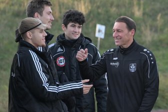 Fußball: Wer kann den VfB Annaberg noch stoppen? - Lars Walther (r.) war zuletzt zwar nicht immer mit dem Auftreten seiner Mannschaft zufrieden, doch die Punkteausbeute spricht eine deutliche Sprache. Mit fünf Punkten Vorsprung rangiert der VfB Annaberg auf Platz 1 der Sachsenklasse West.