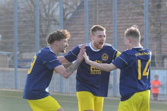 Fußball-Westsachsenliga: Auftaktspiel vereint am 22. August unter Flutlicht zwei Tabellennachbarn der Vorsaison - In der vergangenen Saison konnte die SG Traktor Neukirchen – im Bild von links Maxim Schlaeger, Lucas Böttcher und Luca-Elias Braungardt – den Meistertitel bejubeln. In die neue Spielzeit startet der Titelverteidiger mit einem Auswärtsspiel beim SV Planitz.