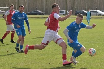 Fußball-Westsachsenliga: Dezimierte Crossener können den Patzer von Spitzenreiter Neukirchen beim Schlusslicht nicht ausnutzen - Der Waldenburger Kimi Götze (2. von rechts) – hier im Zweikampf mit dem Crossener Tim Seifert – traf am Sonntag zur 2:1-Führung für die Gäste.