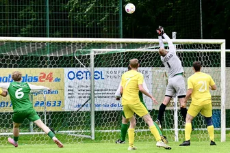Fußball-Westsachsenliga: „Dino“ Mülsen St. Niclas kassiert zum Abschied herbe Niederlage - In dieser Szene kann Nick Nürnberger im Tor des SV Mülsen St. Niclas parieren, insgesamt aber musste er gegen Neukirchen aber sieben Mal hinter sich greifen.