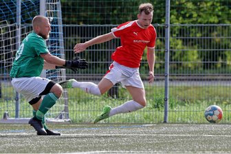 Fußball-Westsachsenliga: Dramatik in der letzten Minute des Topspiels - In Hälfte 1 verursachte der Glauchauer Torwart Norman Einert (links) einen Strafstoß, den der gefoulte Tom Ebersbach (rechts) selbst verwandelte. In der Nachspielzeit wurde Einert zum Helden seines Teams. 