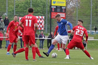 Fußball-Westsachsenliga: Dreimal ist Ebersbrunner Recht - Die Ebersbrunner in den roten Trikots zeigten gegen Robin Hölzel (am Ball) und Co. von Glauchau II vollen Einsatz.