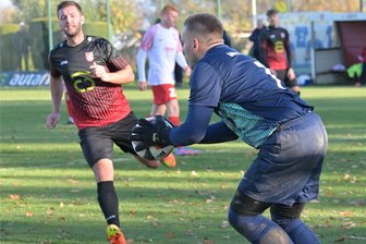 Fußball-Westsachsenliga: Ebersbrunn bleibt dick im Geschäft - während bei Meerane „nur“ eine Hand geschwollen ist - Gut zu erkennen: In dieser Szene hatte MSV-Keeper Anton Schnabel den Ball eindeutig in seinen Händen. Beim Siegtreffer der Ebersbrunner gab es dagegen Diskussionsbedarf.