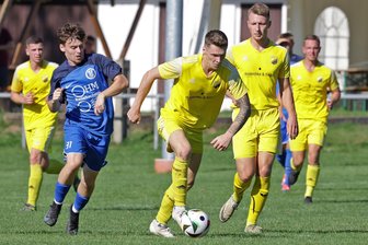 Fußball-Westsachsenliga: Elf von Lok Glauchau-Niederlungwitz in Schlussphase wie entfesselt - Nico Friesel (am Ball) erzielte zwei Treffer beim überraschend klaren 5:2-Erfolg seines SV Lok Glauchau-Niederlungwitz gegen Oberfrohna.