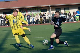 Fußball-Westsachsenliga: Freundesbande aus Traktor Neukirchen krönt sich vorzeitig zum Herbstmeister - Auch wenn er hier noch geblockt wird: Tino Naumann und Traktor Neukirchen ließen sich am Sonntag auch von Werdau nicht aufhalten.