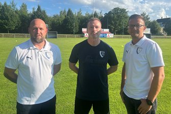 Fußball-Westsachsenliga: Für den neuen Trainer des TSV Crossen wäre Platz vier nicht undankbar - Vereinspräsident Alexander Drescher (rechts) und sein Stellvertreter Christopher Berger (links) freuen sich, dass David Gerber (Mitte) künftig beim TSV Crossen alas Trainer an der Seitenlinie steht.