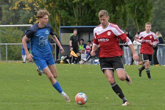 Fußball-Westsachsenliga: Hat die Konkurrenz den TV Oberfrohna unterschätzt? - Lenny Pascal Andrä (l.) und seine Mitspieler vom TV Oberfrohna konnten ihren Höhenflug auch beim SV Mosel – hier mit Oskar Heimer am Ball – fortsetzen.
