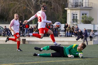 Fußball-Westsachsenliga: Heimniederlage im Derby - Meeraner SV läuft seinen Ansprüchen hinterher - Der Glauchauer Torhüter Tom Seyfarth wurde wenig geprüft. In dieser Szene der ersten Halbzeit war er gegen MSV-Spieler Tom Viehweger zur Stelle.