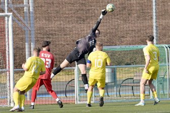 Fußball-Westsachsenliga: Herbstmeister Traktor Neukirchen setzt seine Erfolgsserie auch zum Rückrundenstart fort - Der Neukirchener Keeper Lukas Kompst entschärfte am Samstag gegen Ebersbrunn alle gefährlichen Bälle, die auf seinen Kasten kamen.