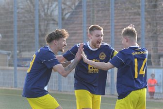 Fußball-Westsachsenliga: Hinrunde mit einer dicken Überraschung - Maxim Schlaeger, Lucas Böttcher und Luca-Elias Braungardt (von links) hatten mit ihren Teamgefährten der SG Traktor Neukirchen in der Hinrunde oft Grund zum Jubeln.