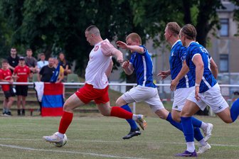 Fußball-Westsachsenliga: Joe Lino Müller krönt sein Premierenjahr in Meerane mit der Auszeichnung als „Spieler der Woche“ - Das Foto zeigt den Meeraner Joe Lino Müller (links) beim Schuss zum entscheidenden 1:0 vor einer Woche gegen den VfB Empor Glauchau II.