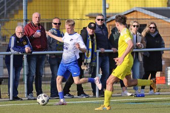Fußball-Westsachsenliga: Neukirchener Topstürmer macht im Spitzenspiel gegen den VfB Empor Glauchau II den Unterschied - Der Glauchauer Jeremy Werner (li.) glich den 0:1-Rückstand für den VfB Empor II aus. Für einen Heimzähler gegen Neukirchen reichte es trotz zwischenzeitlicher Führung nicht.