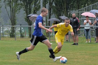 Fußball-Westsachsenliga: Neuling Mosel geht leer aus - zwei Favoriten lassen Federn - Vincent Mühlberg vom SV Mosel (links) im Laufduell mit dem Glauchauer Jeremias Kraska. Am Spielfeldrand war indes eine Regenschirm-Parade zu sehen.