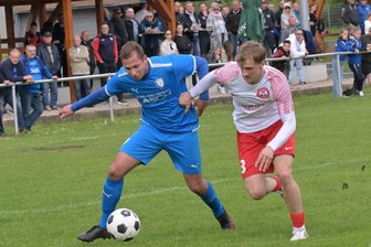 Fußball-Westsachsenliga: Nur das Topspiel zwischen dem TSV Crossen und dem Meeraner SV beteiligt sich nicht am „Scheibenschießen“ - Der Crossener Ramy Gedari (l.) im Krämpfemessen mit Christoph Otto vom Meeraner SV. Das Topspiel endete ohne Tore und Sieger.