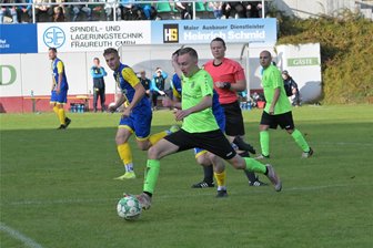 Fußball-Westsachsenliga: Schlusslicht Werdau muss weiter auf den ersten Saisonsieg warten - Der Werdauer Dean Schlitter, der nach 60 Minuten wegen groben Foulspiels Rot sah, nimmt in dieser Szene Tempo auf. Ansonsten wurden die Gastgeber zumeist vom SV Waldenburg ausgebremst.