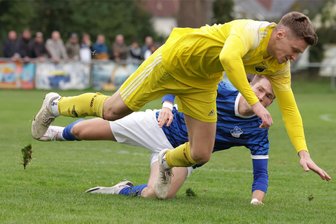 Fußball-Westsachsenliga: Schmerzhafte Packung für Gastgeber SV Lok im Glauchauer Derby - In dieser Szene des Glauchauer Stadtduells kommen Nico Friesel vom SV Lok (in Gelb) und VfB-Empor-Spieler Tim Bernert ins Straucheln. Im freien Fall befanden sich letztendlich aber nur die Gastgeber.