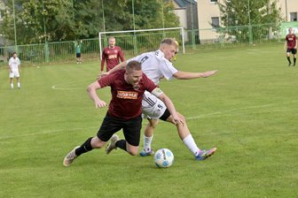 Fußball-Westsachsenliga: SG Schönfels setzt dem Spieltag der späten Tore die Krone auf - Das Foto zeigt einen Zweikampf zwischen dem Schönfelser Philipp Langnickel (links) und dem Planitzer Luca Maurice Heidenreich (rechts).