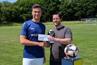 Fußball-Westsachsenliga: So erging es dem Spieler der Hinrunde im zweiten Halbjahr der Saison - „Freie-Presse“-Mitarbeiter Torsten Ewers (rechts) überreicht Tim Seidel den Pokal für seine Auszeichnung zum Spieler der Hinrunde in der Fußball-Westsachsenliga 2024/25.