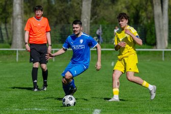 Fußball-Westsachsenliga: Spieler der Woche freut sich über seltenen Dreierpack - Marcel Maier (am Ball) trägt seit 2015 das Trikot des TSV Crossen.