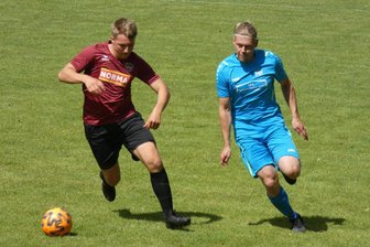 Fußball-Westsachsenliga: Spieler der Woche fühlt sich nach „Missverständnis“ in Thüringen bei der SG Schönfels pudelwohl - Vor etwas mehr als zwei Jahren fand Alex Algeer (l.) durch SG-Trainer Markus Polke seinen Weg zurück nach Schönfels.