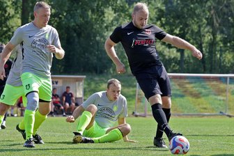 Fußball-Westsachsenliga: Spieler der Woche hält Meeraner SV auf Aufstiegskurs - Felix Pohle (am Ball) ist mit sechs Treffern drittbester Torschütze des Meeraner SV. Gegen Oberfrohna erzielte er in der Nachspielzeit das Siegtor.