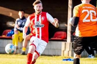 Fußball-Westsachsenliga: Spieler der Woche hält Waldenburg vorerst raus aus dem Abstiegskampf - Mit seiner Schnelligkeit sorgte Christopher Zehmisch für den späten Führungstreffer gegen Traktor Neukirchen.