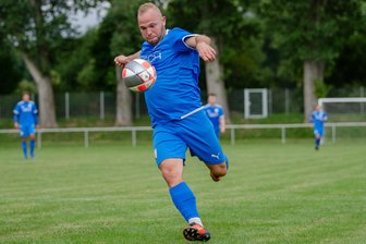Fußball-Westsachsenliga: Spieler der Woche schießt TSV Crossen aus der Krise – und erlebt ein Deja-vu - Johannes Gemeinhardt, hier beim Saisonauftakt gegen den FSV Limbach-Oberfrohna, steht nach fünf Spielen bei vier Treffern für den TSV Crossen.