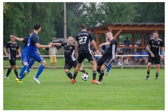 Fußball-Westsachsenliga: Spieler der Woche schnürt Dreierpack für den TSV Crossen - Johannes Gemeinhardt vom TSV Crossen erzielte gegen Oberfrohna drei Treffer. Hier zieht er ausnahmsweise mit dem linken Fuß ab, sein stärkerer ist der rechte.