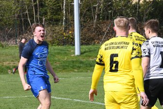 Fußball-Westsachsenliga: Spieler der Woche schnürt Dreierpack für den TV Oberfrohna - Louis Walendi (links) vom TV Oberfrohna bejubelt auf diesem Foto ein Tor gegen Lok Glauchau-Niederlungwitz.