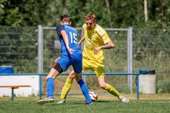Fußball-Westsachsenliga: „Spieler der Woche“ stellt die Weichen für den Neukirchener Kantersieg gegen Mülsen St. Niclas - Justin Pohl (rechts), hier beim Duell gegen den TV Oberfrohna in der vergangenen Saison, ist mit acht Treffern aktuell zweitbester Torschütze der SG Traktor Neukirchen.