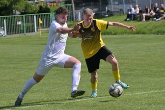 Fußball-Westsachsenliga: SV Planitz sichert sich dank seiner hohen Laufbereitschaft Remis gegen spielstarke Ebersbrunner - Viel Einsatz in der Arbeit gegen den Ball zeigten die Planitzer – in dieser Szene versucht sich Luca Maurice Heidenreich (rechts) gegen den Ebersbrunner Patrice-Pascal Reißig durchzusetzen – am Sonntag.