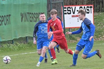 Fußball-Westsachsenliga: Topspiel zwischen Ebersbrunner SV und TV Oberfrohna bietet Nullnummer der unterhaltsamen Sorte - Temporeich ging es im Duell der Westsachsenliga zwischen Ebersbrunn und Oberfrohna zu. Hier versucht Elias Mittelbach vom Gastgeberteam (in Rot), zwei gegnerische Spieler abzuschütteln.