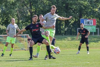 Fußball-Westsachsenliga: Trainer des Meeraner SV übt nach erstem Sieg auch Kritik - Voller Einsatz im Spiel zwischen Meerane und Mülsen St. Niclas: MSV-Kicker Philipp Schick (links) behauptet den Ball gegen Lino Maurice Uhlig.