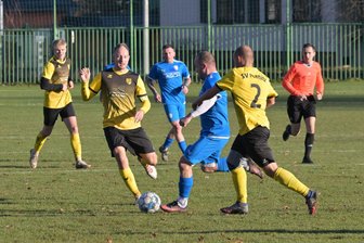 Fußball-Westsachsenliga: TSV Crossen nutzt mit spätem Sieg in Planitz die erste Niederlage von Herbstmeister Neukirchen aus - Lange hielten Luca Maurice Heidenreich (Mitte) und der SV Planitz am Sonntag die Partie gegen den TSV Crossen offen, am Ende aber gewann der Gast 2:0.
