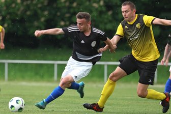 Fußball-Westsachsenliga: VfB Empor Glauchau II mit Arbeitssieg – während Waldenburg die Punkte vom FC Sachsen „geschenkt“ bekommt - Justin Kibart (links im Zweikampf mit Maik Strobel) erzielte für den VfB Empor Glauchau II gegen Planitz das 2:0.