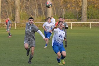 Fußball-Westsachsenliga: VfB Empor Glauchau II sticht TSV Crossen im Spitzenspiel aus - Den Blick nach oben gerichtet: Erik Junker vom TSV Crossen (links) und Justin Kibart vom VfB Empor Glauchau II im Kampf um den Ball.