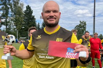Fußball-Westsachsenliga: Warum der „Spieler der Rückrunde 2024/25“ für den SV Planitz so wertvoll ist - Tobias Geißler durfte sich als „Spieler der Rückrunde“ in der Westsachsenliga über einen Pokal und zwei Freikarten für ein Heimspiel des FSV Zwickau freuen.