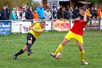 Fußball-Westsachsenliga: Wenn Pech und Unvermögen mitspielen - Ian Urban vom SV Lok Glauchau-Niederlungwitz (rechts) kann in dieser Szene einen Schuss des Mülseners Rico Röhner blocken.