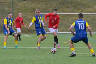 Fußball-Westsachsenliga: Wie der SV Hartenstein-Zschocken das Kellerduell gegen den SV Waldenburg nach der Pause drehte - Max Freisleben vom SV Hartenstein-Zschocken (am Ball) versucht in dieser Szene am Waldenburger Christian Schade (rechts) vorbeizukommen.