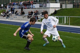 Fußball-Westsachsenliga: Wie der TV Oberfrohna vier Punkte ins Osterkörbchen packte - Maximilian Köhler vom TV Oberfrohna (rechts) im Duell mit André Schuster vom SV Mosel. Die Hausherren brachten den Heimsieg mit ihrer größten Chance unter Dach und Fach.