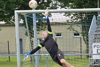 Fußball-Westsachsenliga: Wie ein Running Gag den Torwart des SV Mosel zum Spieler der Woche machte - Sebastian Springer macht seinem Spitznamen „Spring“ im Kasten des SV Mosel alle Ehre.