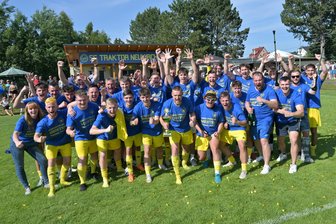 Fußball-Westsachsenliga: Wie Staffelleiter Lutz Seidel bei der Meisterehrung in Neukirchen für besondere Freude sorgte - Die Meisterschaft in der Westsachsenliga stand schon seit Anfang Juni fest, am Sonntag gab es für die Fußballer der SG Traktor Neukirchen jetzt auch den Pokal dafür.