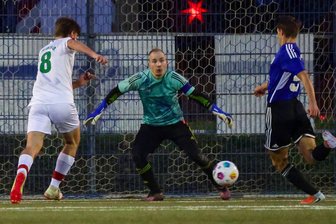 Fußball-Westsachsenliga: Wo sich der Spieler der Hinrunde von seinen Vorbildern Oliver Kahn und Tim Wiese entfernt hat – und warum das hilfreich war - Immer voll fokussiert: Torhüter Sebastian Springer vom SV Mosel, hier im Spiel gegen den FSV Limbach-Oberfrohna (weiße Trikots).