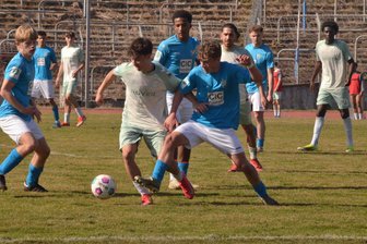 Fußball: Wie ein DJ-Sohn aus dem Erzgebirge die Junioren-Bundesliga rockt - Hier ist Marvin Lenz (vorn rechts) bei einem Zweikampf im Heimspiel gegen Werder Bremen (1:2) zu erleben.