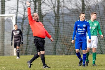 Fußball: Wie Mittelsachsens Vereine mit höheren Schiedsrichterkosten umgehen - Ohne Schiedsrichter wie Roberto Martin, der hier die Mittelsachsenliga-Partie zwischen dem SV Lichtenberg und Barkas Frankenberg leitet, wäre kein Fußballspiel möglich. Für ihren Aufwand werden die Unparteiischen seit Januar besser entschädigt.